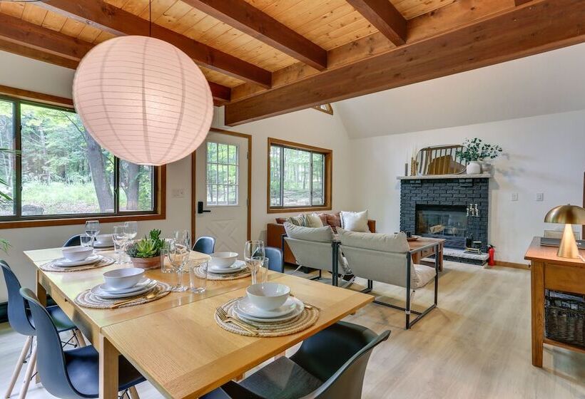 Lake Ariel Vacation Rental: Screened Porch & Grill