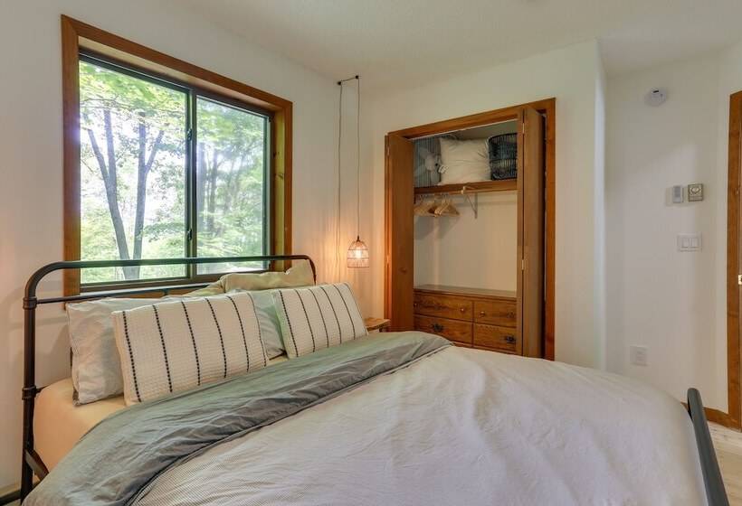 Lake Ariel Vacation Rental: Screened Porch & Grill