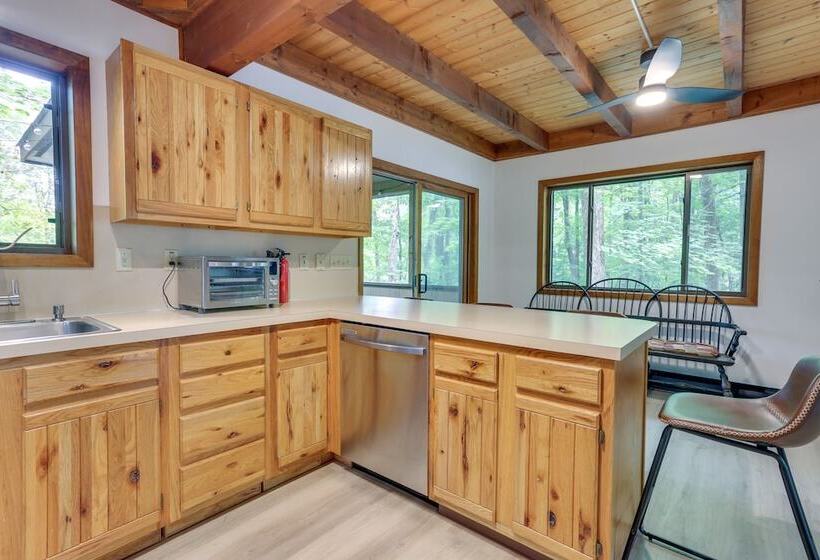 Lake Ariel Vacation Rental: Screened Porch & Grill