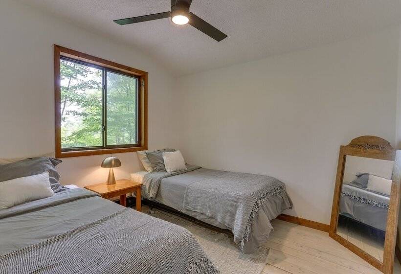 Lake Ariel Vacation Rental: Screened Porch & Grill