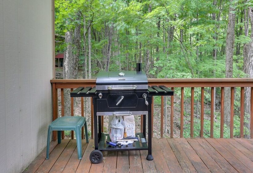 Lake Ariel Vacation Rental: Screened Porch & Grill