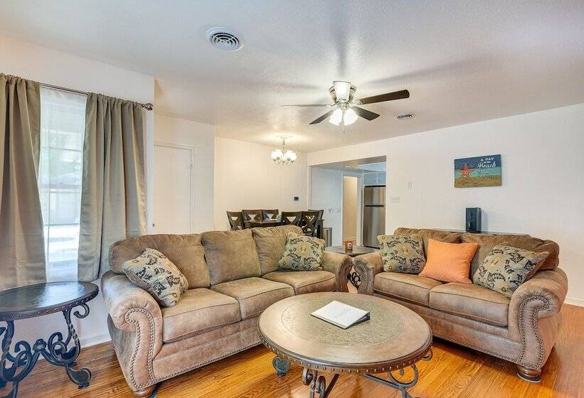 Lake Jackson Home W/ Yard, 14 Mi To Beaches!