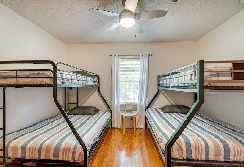 Lake Jackson Home W/ Yard, 14 Mi To Beaches!