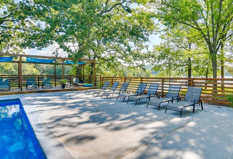 Lakefront Haven: Boat Slip, Deck & Community Pool!