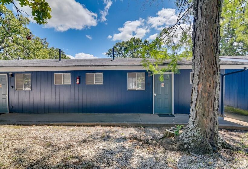 Lakefront Haven: Boat Slip, Deck & Community Pool!