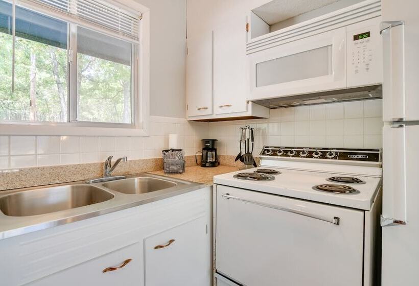 Lakefront Haven: Boat Slip, Deck & Community Pool!