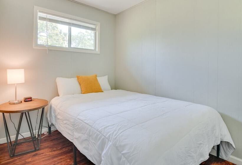 Lakefront Haven: Boat Slip, Deck & Community Pool!