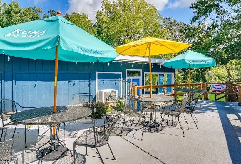 Lakefront Haven: Boat Slip, Deck & Community Pool!