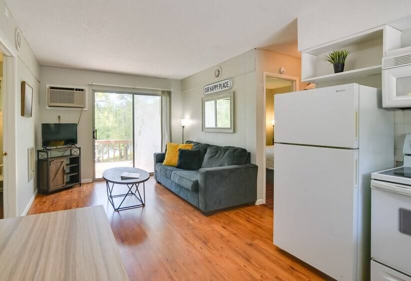 Lakefront Oasis: Boat Slip, Kayaks & Outdoor Pool