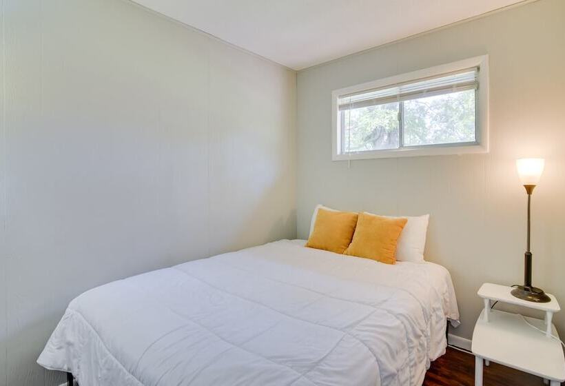 Lakefront Oasis: Boat Slip, Kayaks & Outdoor Pool