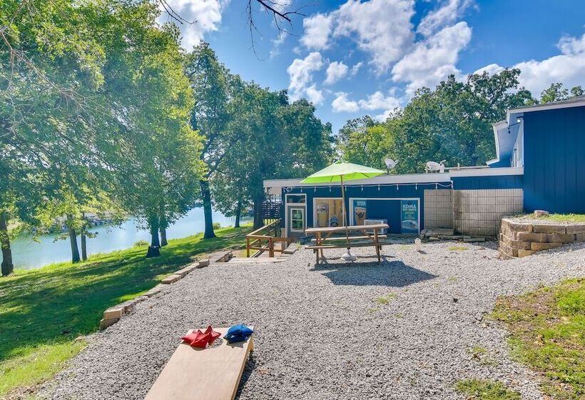 Lakefront Oasis: Boat Slip, Kayaks & Outdoor Pool