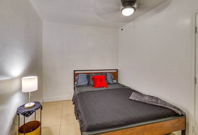 Los Angeles Vacation Rental: 9 Mi To Downtown!