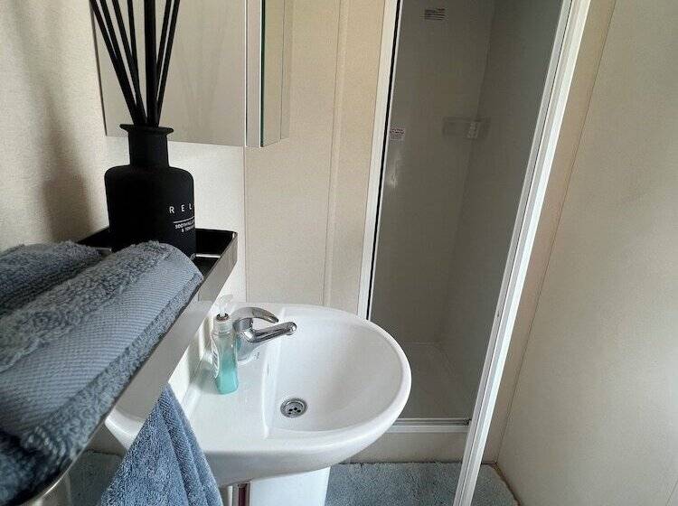 Lovely 2 Bed Cabin In Birchington