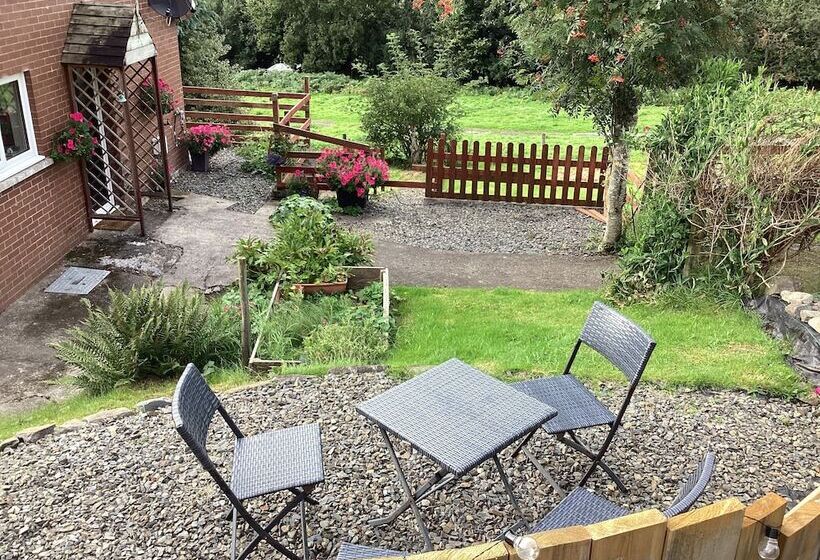 Lovely 2 Bed Cottage In Pencarreg