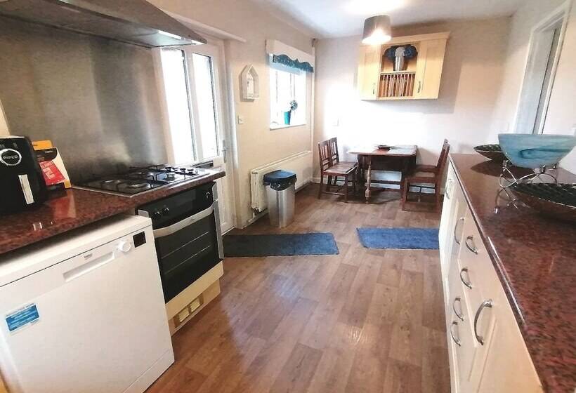 Lovely 2 Bed Cottage In Pencarreg