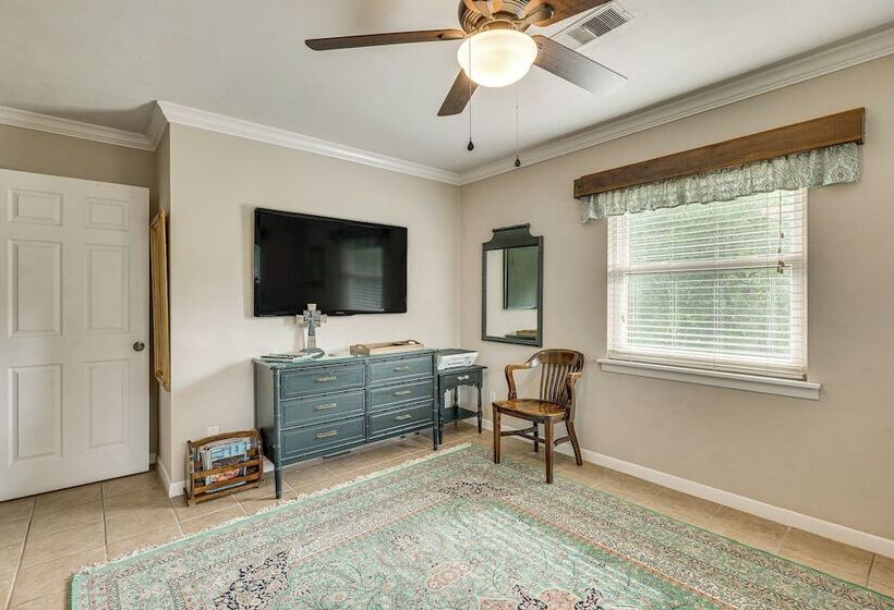 Lovely Bryan Home W/ Deck   4 Mi To Kyle Field!