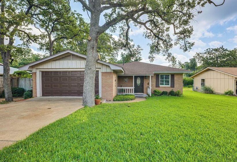 Lovely Bryan Home W/ Deck   4 Mi To Kyle Field!