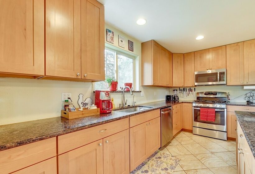 Lovely Soldotna Home, Steps From Kenai River