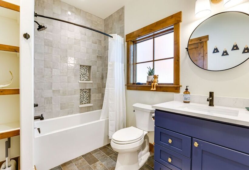 Mountain Views: Luxurious Grand Lake Escape!