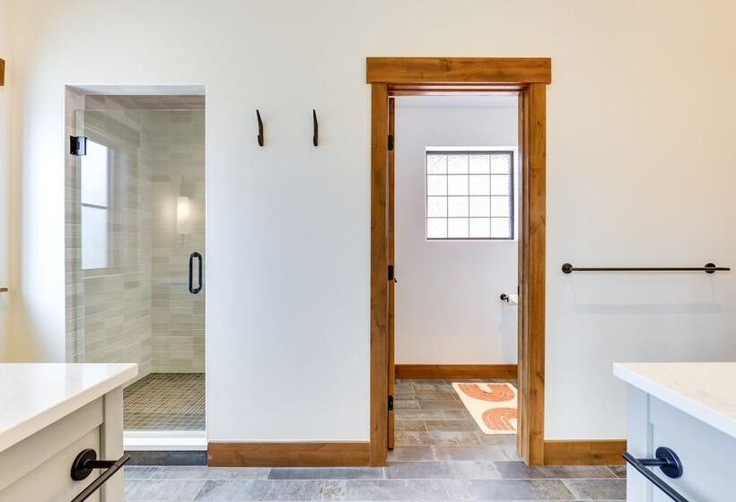 Mountain Views: Luxurious Grand Lake Escape!