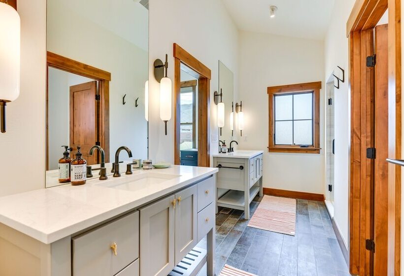 Mountain Views: Luxurious Grand Lake Escape!