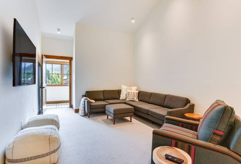 Mountain Views: Luxurious Grand Lake Escape!