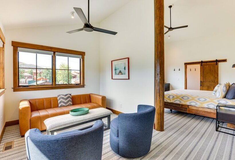 Mountain Views: Luxurious Grand Lake Escape!