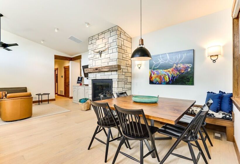 Mountain Views: Luxurious Grand Lake Escape!