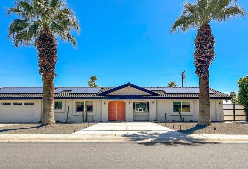 Luxurious Palm Springs Home: Private Pool & Spa!