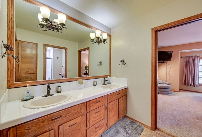 Hot Tub + Games: Spacious Golf Retreat In Payson