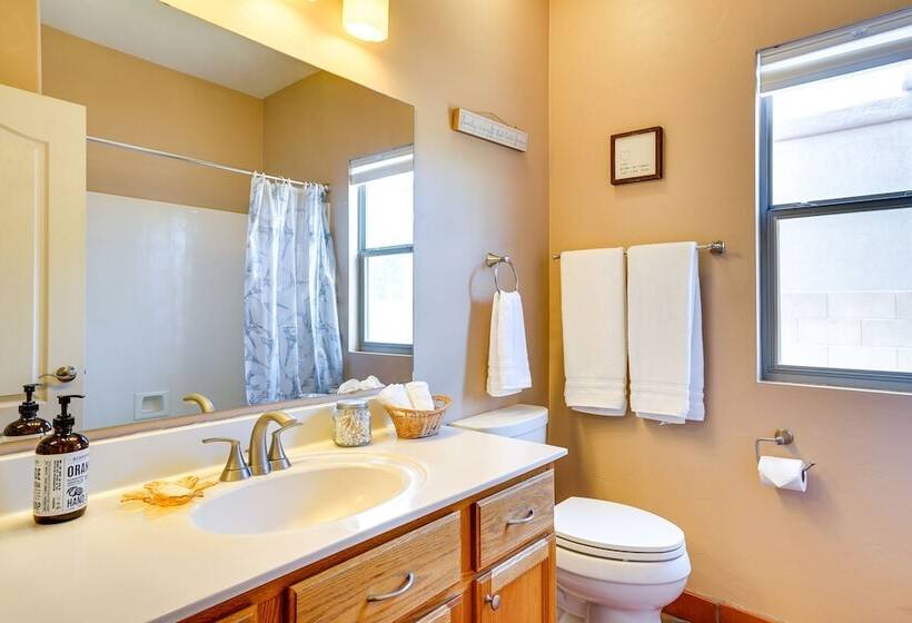 Luxury Tucson Retreat: Patio, Hot Tub & Fireplace