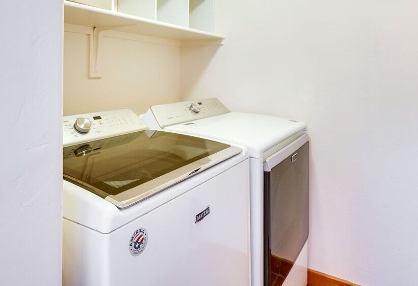 Luxury Tucson Retreat: Patio, Hot Tub & Fireplace