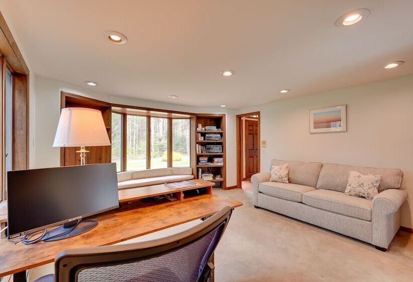 Mendon Home W/ Hot Tub, Fire Pit & Near Skiing!