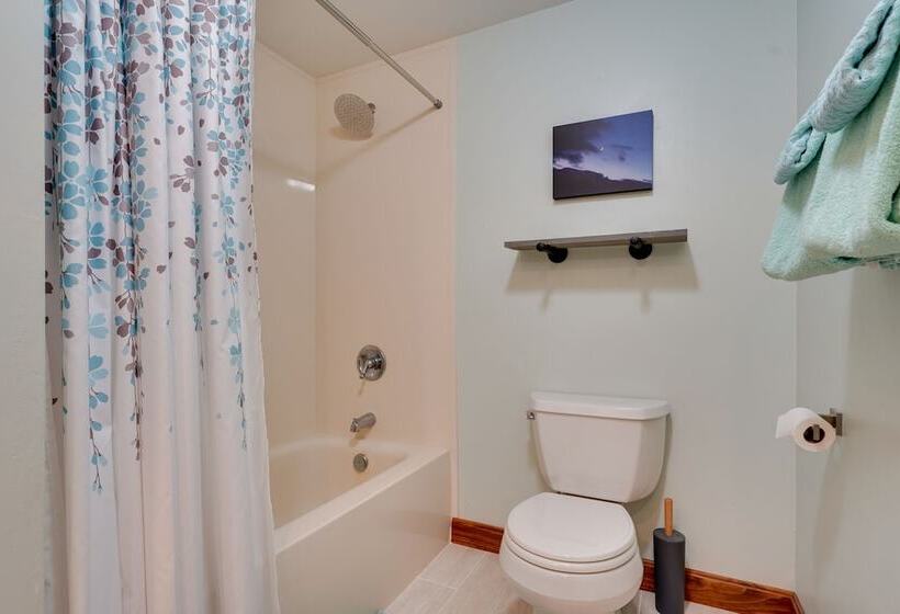 Mendon Home W/ Hot Tub, Fire Pit & Near Skiing!