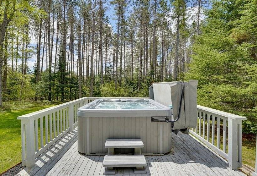 Mendon Home W/ Hot Tub, Fire Pit & Near Skiing!