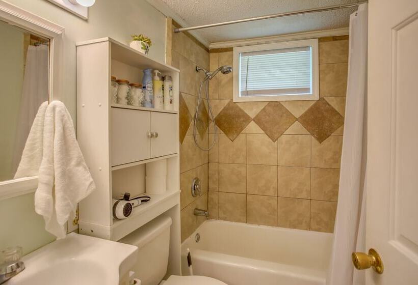 Mid Century Wilmington Cottage: 3 Mi To Riverwalk