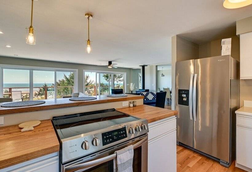 Moclips Home W/ Hot Tub & Stunning Beach Views!