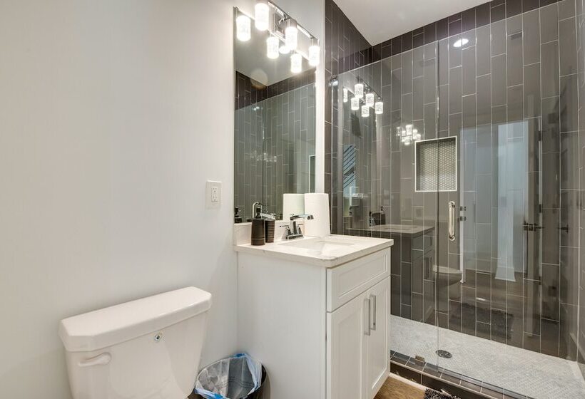 Modern Atlanta Home W/ Balcony: 2 Mi To Downtown!