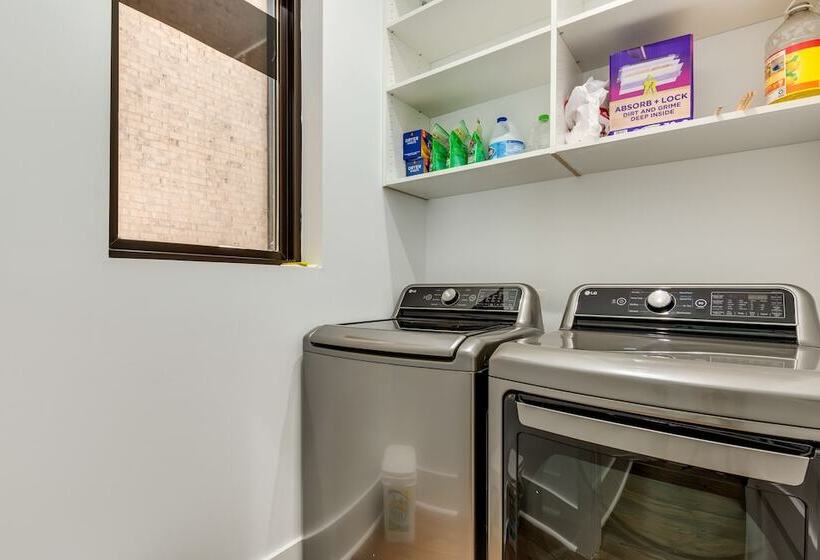 Modern Atlanta Home W/ Balcony: 2 Mi To Downtown!