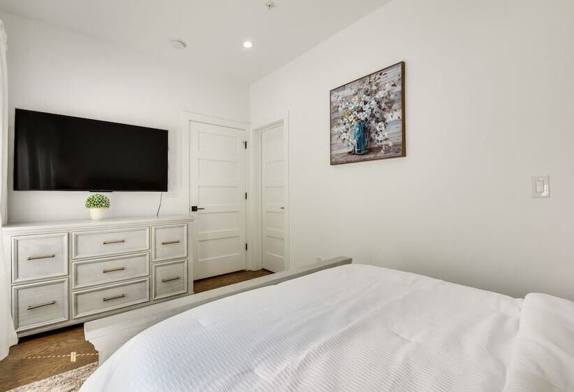 Modern Atlanta Home W/ Balcony: 2 Mi To Downtown!