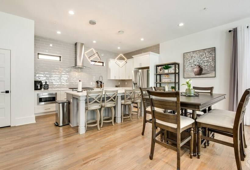 Modern Atlanta Home W/ Balcony: 2 Mi To Downtown!