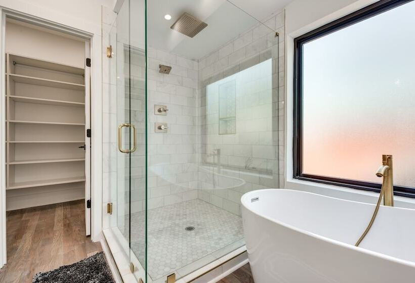 Modern Atlanta Home W/ Balcony: 2 Mi To Downtown!