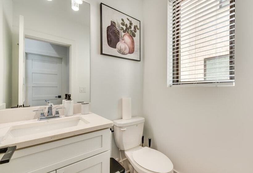 Modern Atlanta Home W/ Balcony: 2 Mi To Downtown!