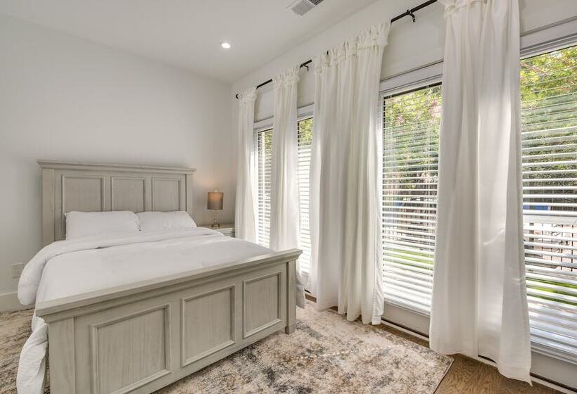 Modern Atlanta Home W/ Balcony: 2 Mi To Downtown!