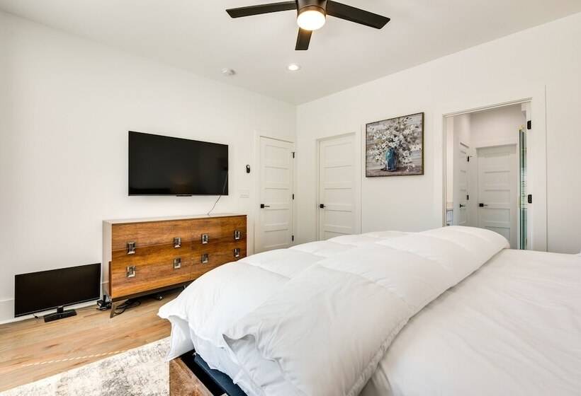 Modern Atlanta Home W/ Balcony: 2 Mi To Downtown!