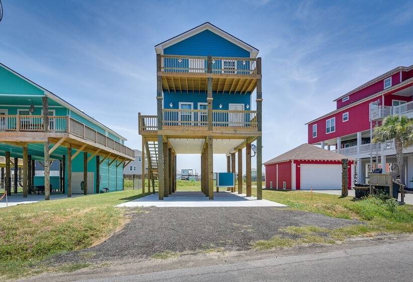 Walk To Gulf: Ocean View Home In Crystal Beach!