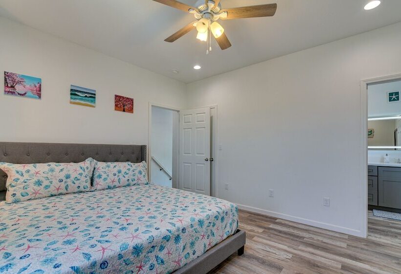 Walk To Gulf: Ocean View Home In Crystal Beach!