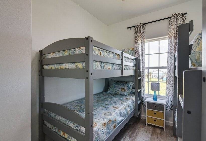 Walk To Gulf: Ocean View Home In Crystal Beach!