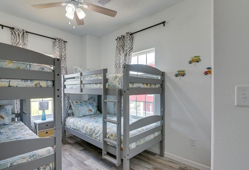 Walk To Gulf: Ocean View Home In Crystal Beach!
