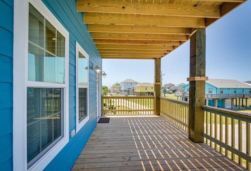Walk To Gulf: Ocean View Home In Crystal Beach!